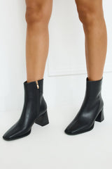 Alania Boots Black