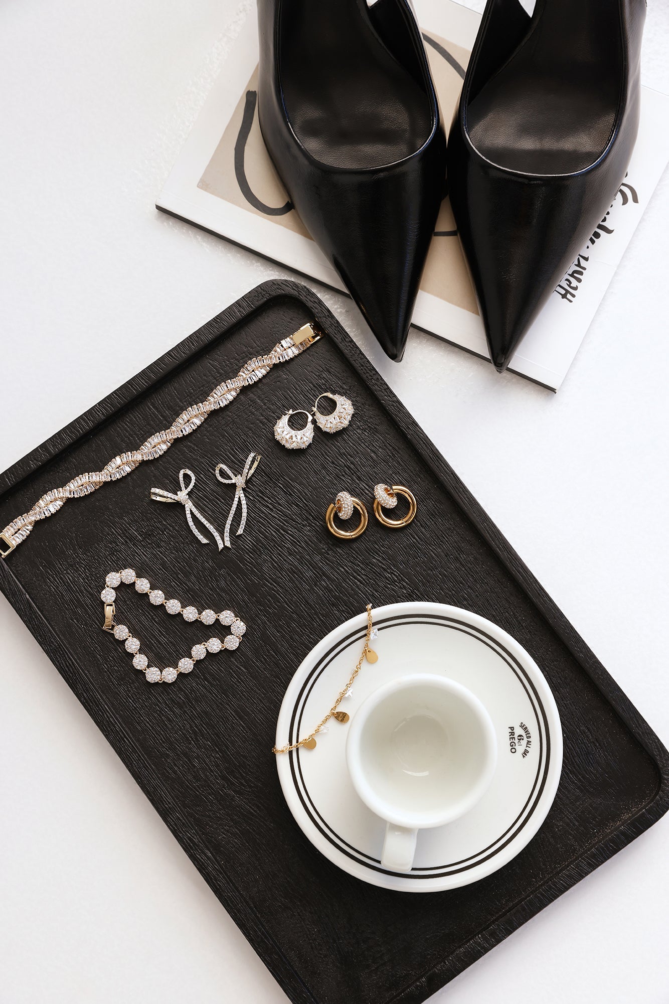Iconic Babe Earrings Gold