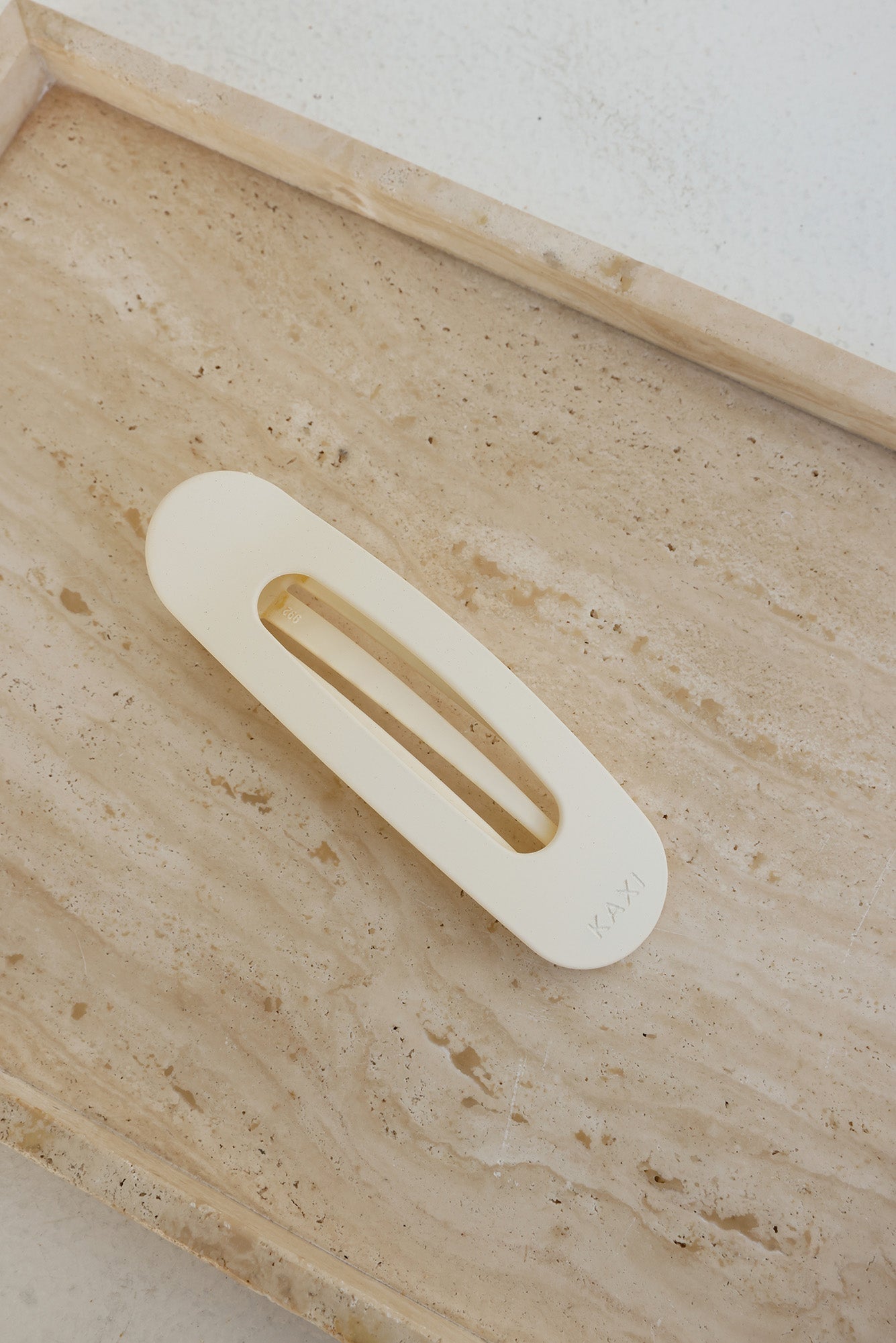 Oversized Lay Down Claws Matte Cream