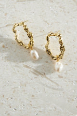 Delicate Love Earrings Gold