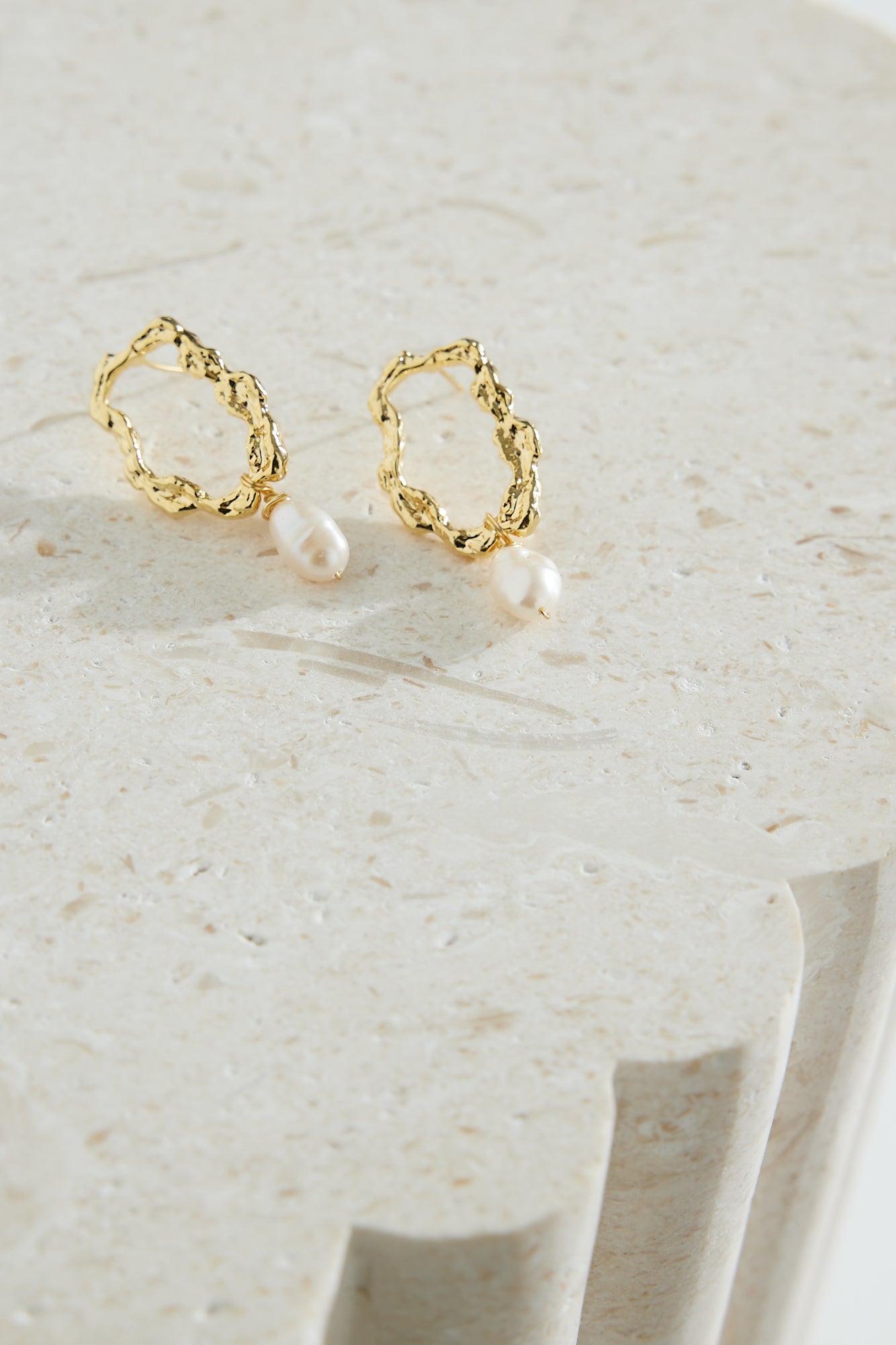 Delicate Love Earrings Gold